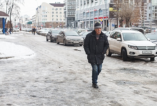 Последствия ледяного дождя в Тюмени: улицы сковал гололед, пешеходы падали, автобусы попадали в ДТП