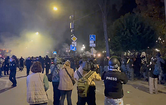 В Тбилиси митингующие запускают пиротехнику в полицейских