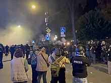 В Тбилиси митингующие запускают пиротехнику в полицейских