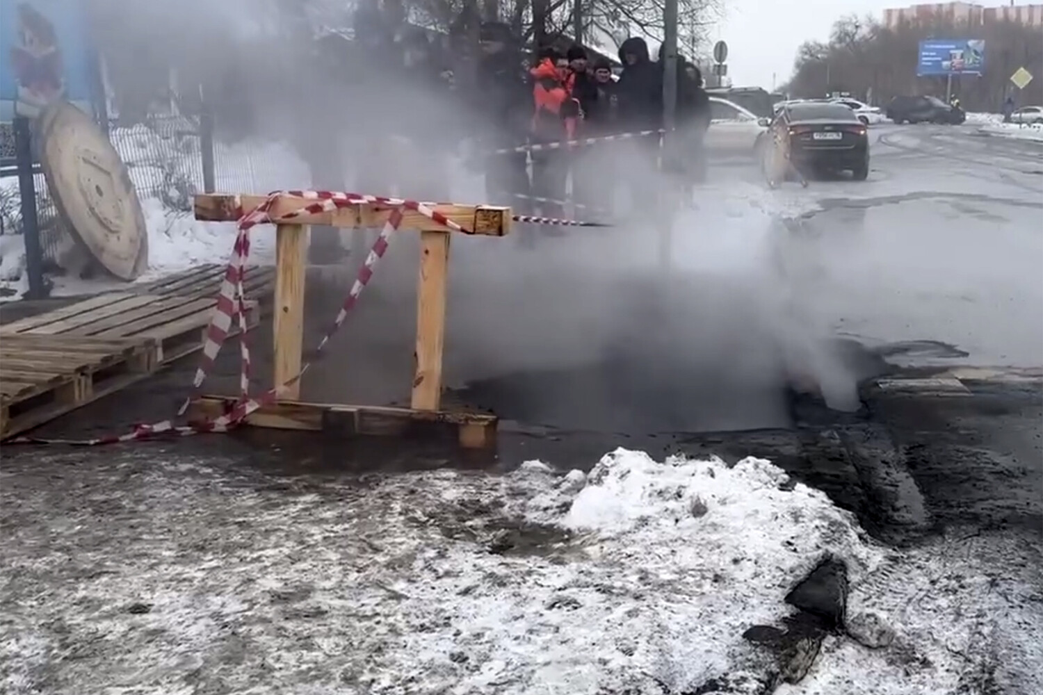 Baza: в Оренбурге двое молодых людей провалились в яму с кипятком