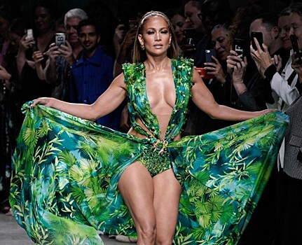 «То самое» платье Дженнифер Лопес с тропическим принтом поступило в продажу