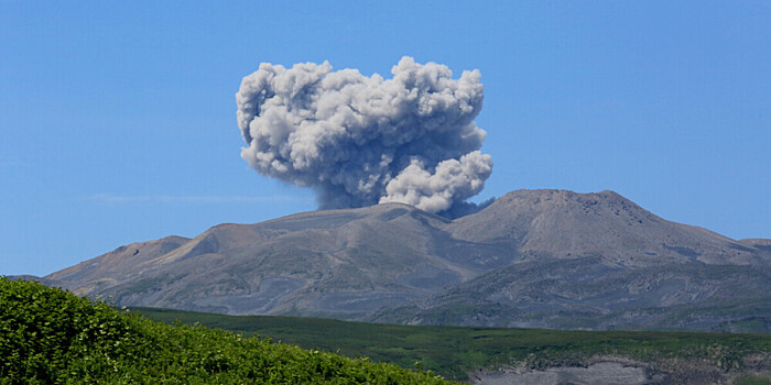 Вулкан Эбеко выбросил пепел на высоту около 4,5 километра