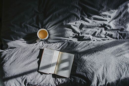 Почему читать перед сном на самом деле полезно