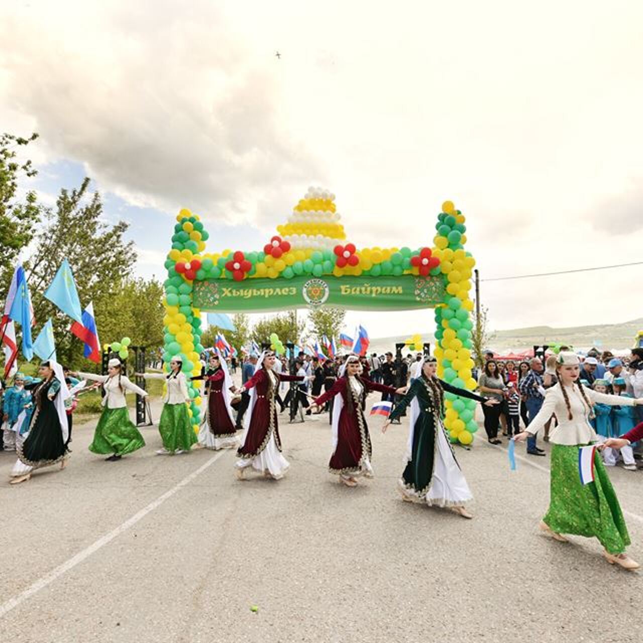 Символ праздника хыдырлез узор. Хыдырлез байрам. Татарский праздник в июне в крыму. Хыдырлез байрам. Крымскотатарский праздник хыдырлез.