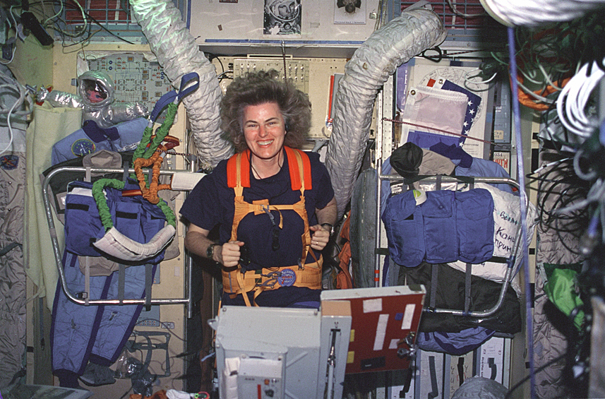 Обслуживание космической лаборатории осуществлялось при помощи грузовиков «Прогресс», пилотируемых кораблей «Союз», а также в рамках совместной программы между Россией и США американскими кораблями Space Shuttle. На фото: астронавт Шеннон Лусид
