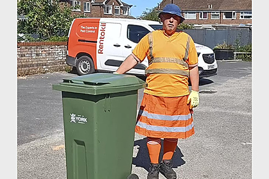 Мусорщик вышел на работу в юбке из-за запрета босса носить шорты в жару