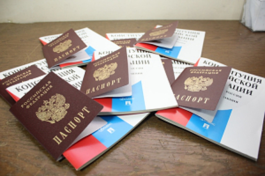 В Хабаровске заместитель руководителя городской полиции вручил паспорта гражданина Российской Федерации
