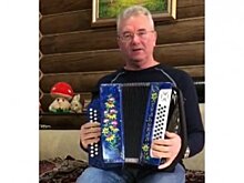 Иван Белозерцев сыграл на гармони песню военных лет