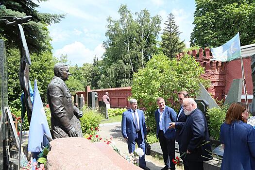 По обращению «Офицеров России» на Новодевичьем кладбище привели в порядок могилы Героев