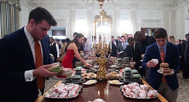 В ночь выборов гостей Белого дома угощали жареными сосисками