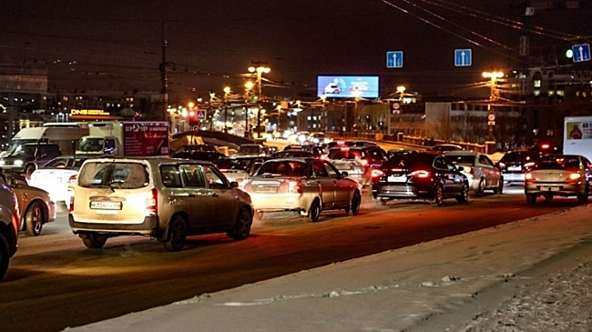 Пятничные пробки в Омске достигли 8 баллов: где самые сложные участки