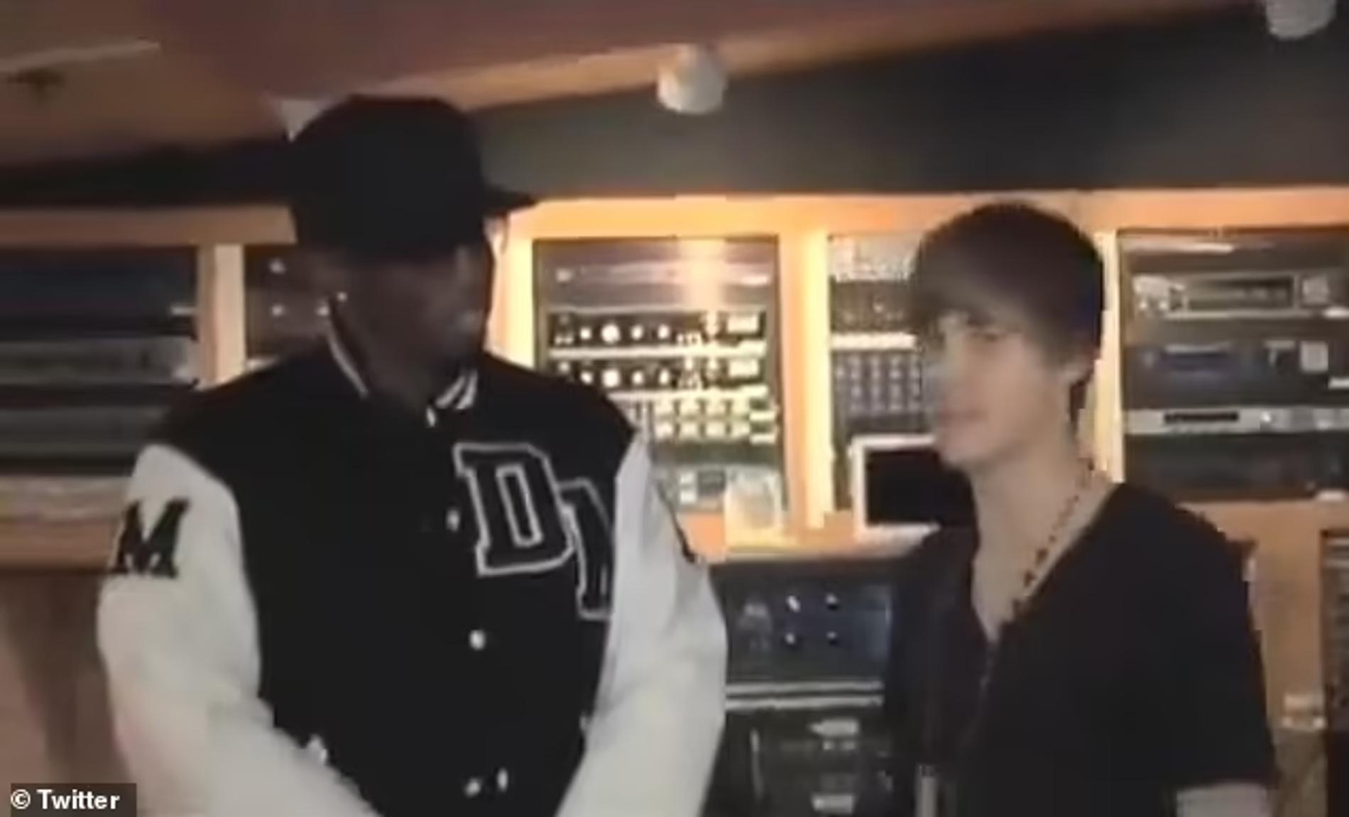 В Сети появилось еще одно архивное видео P.Diddy и 16-летнего Джастина Бибера, на котором певец ведет себя подозрительно отстраненно