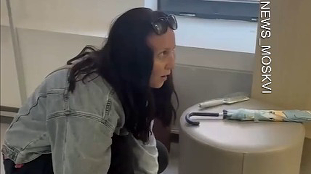 Женщина в детсаду в Подмосковье избила зонтом родительницу после замечания о мате