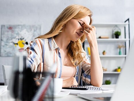 Эксперт Калюжин: тошнота и светобоязнь могут быть признаками мигрени