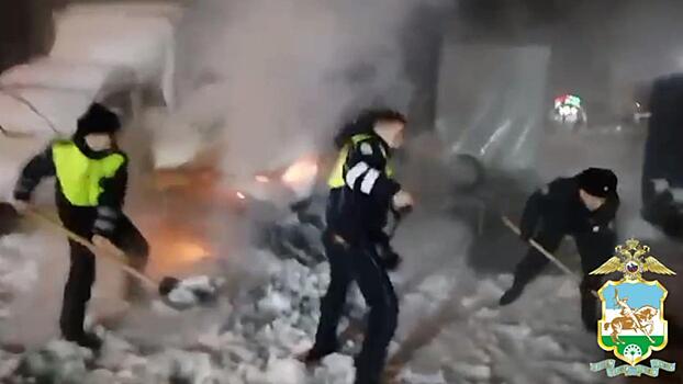 В Башкирии сотрудники полиции помогли потушить загоревшийся на парковке в Нефтекамске автомобиль