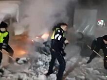 В Башкирии сотрудники полиции помогли потушить загоревшийся на парковке в Нефтекамске автомобиль