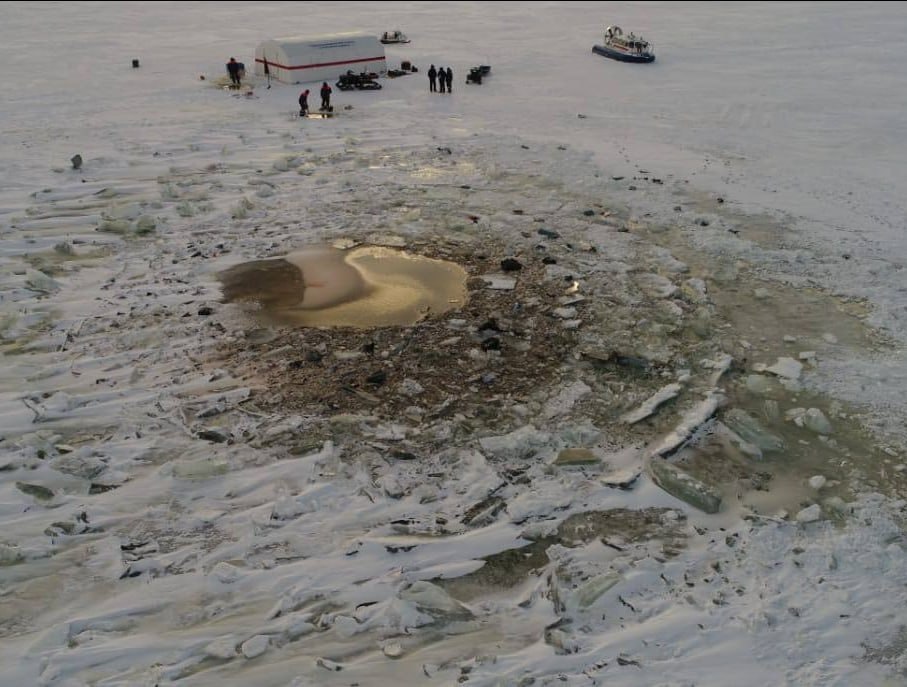 Спасатели подняли тело первого погибшего члена экипажа с разбившегося Ми-8