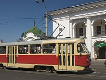 Сошедший с рельсов трамвай врезался в автомобиль в Харькове
