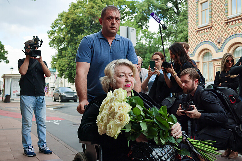 Тренер по фигурному катанию Татьяна Тарасова на прощании с кинорежиссером Александром Миттой в Центральном доме литераторов в Москве, 17 июля 2025 года