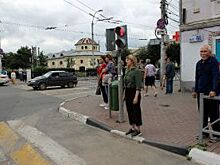 В Красноярске на девушку упал светофор