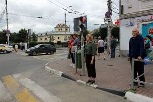 В Красноярске на девушку упал светофор