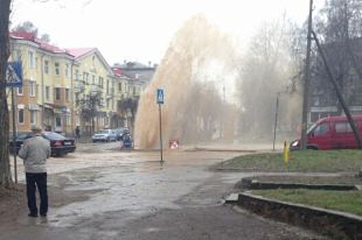 В центре Пскова прорвало водопроводную трубу