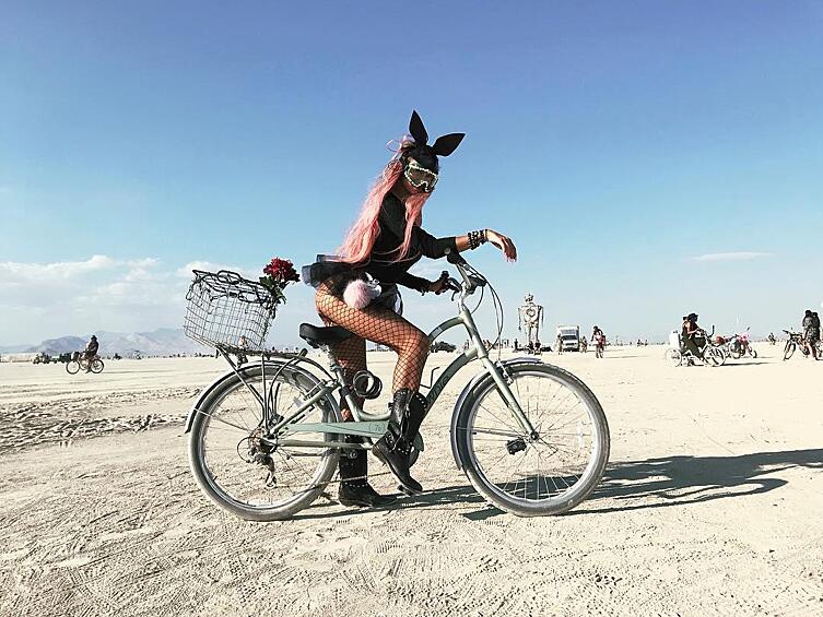 Месяц назад Алена Водонаева развелась со своим мужем музыкантом Алексеем Косинусом и уехала в отпуск в Америку.