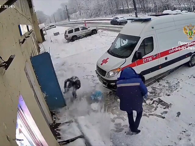 Прокуратура начала проверку после падения льда с крыши на мужчину в Петербурге