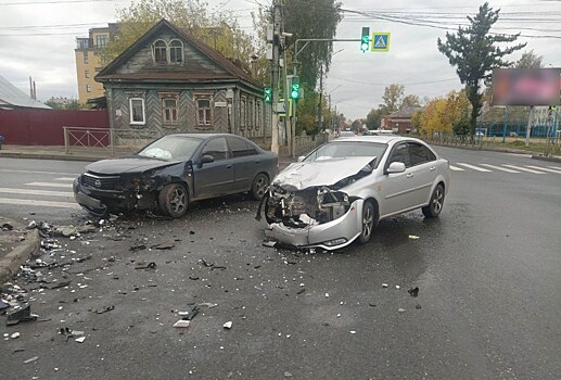 Двое пассажиров пострадали во время аварии в Костроме