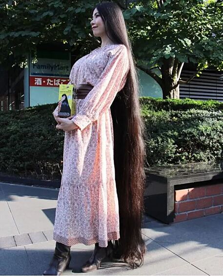 В Японии живут рациональные люди, привыкшие тратить время с пользой. Образ красотки, которая целыми днями расчесывает водопад волос и без конца их фотографирует, многих раздражает. 