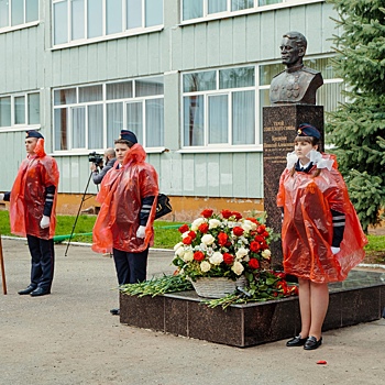 В Курске установили бюст Героя Советского Союза Николая Бредихина