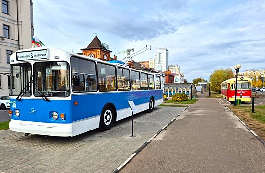 В сквере на Петербургской новый экспонат — троллейбус «ЗиУ-9»