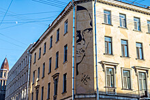 Урбанисты высказались за сохранение граффити с Хармсом на доме в Петербурге