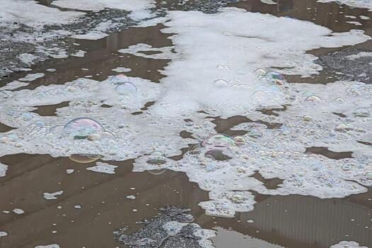 В Искитиме дорогу около железнодорожной станции залило потоками пены