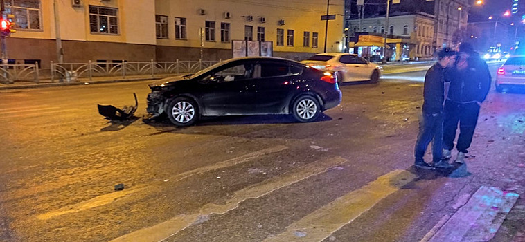 В центре Екатеринбурга столкнулись две машины такси