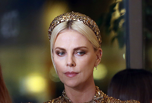 Мерцающее платье и десятки колье: Шарлиз Терон примерила образ золотой богини для ролика Dior