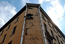 В Петербурге закрасили граффити с Хармсом