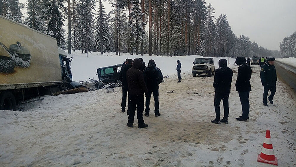 На сайте ГУ МВД по Санкт-Петербургу и Ленинградской области сообщается, что водитель микроавтобуса по неустановленной причине совершил выезд на встречную полосу, после чего столкнулся с грузовиком