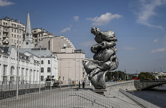 «Глина» — креативный памятник»: к спору о скульптуре на Болотной набережной подключился мэр Москвы