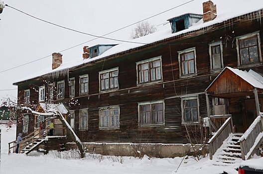 В Кирове жильцы деревянной двухэтажки платят управляющей компании за холод и запах канализации