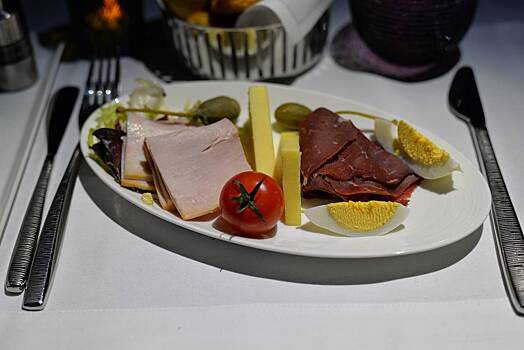 Пассажир-вегетарианец подавился мясным блюдом и не выжил во время полета