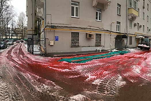 Красный снег во дворе удивил москвичей