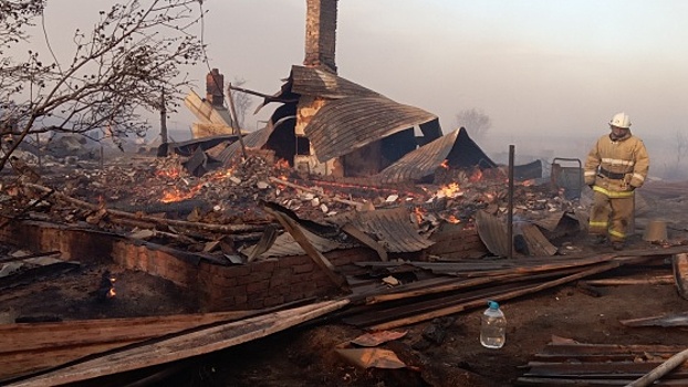 Федеральные чиновники побывали в сгоревшем микрорайоне Омска