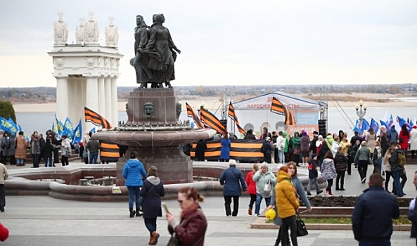 Тысячи волгоградцев посетили митинг-концерт на набережной в Волгограде