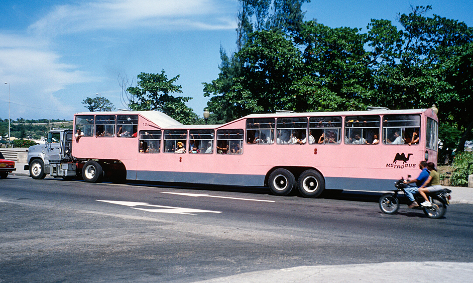 Автобус-верблюд. Куба уже более 70 лет находится под американскими санкциями. Остров Свободы испытывает из-за этого множество проблем, одна из которых дефицит современных транспортных средств. Почти треть всего автопарка кубинцев – раритетные «американцы» выпуска 1950-х годов. А в качестве общественного транспорта подчас используются настоящие монстры