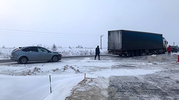 Пьяный водитель отправил в больницу своего пассажира после ДТП с грузовиком на ямальской трассе
