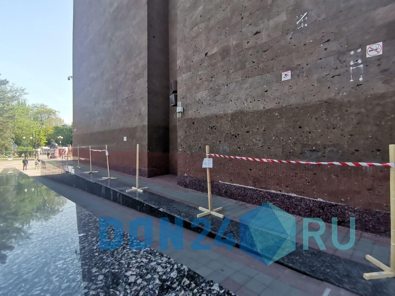 Осторожно — рушится: в Ростове стены Публички обнесли сигнальной лентой