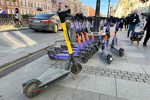 Госдуме предложили приравнять самокатчиков к водителям