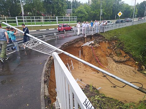 В Сарове дождь смыл склон под дорогой на подъезде к мосту через реку Сатис
