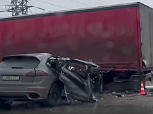 Porsche Cayenne влетел в фуру на Северном объезде под Новосибирском